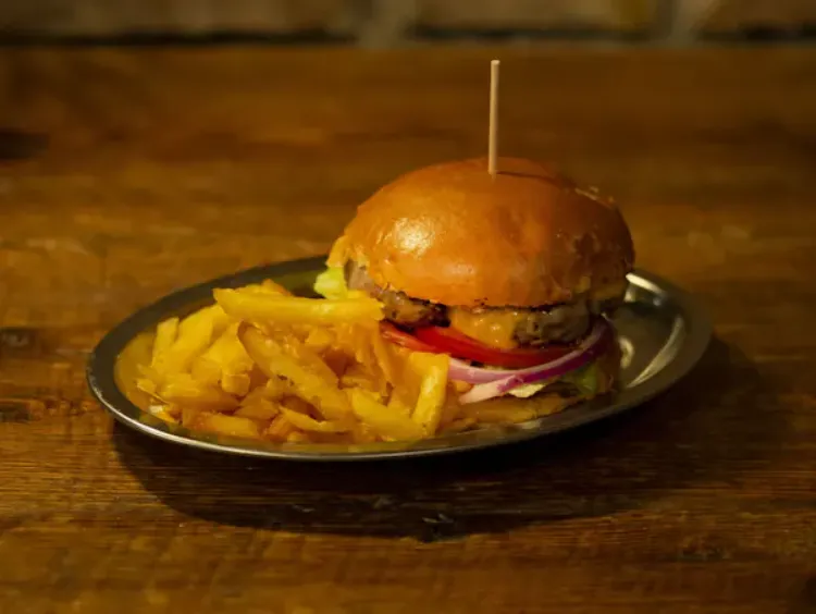 Día la hamburguesa: celébralo con las mejores de Madrid y Barcelona - Fudeat - ASPM Asociación del Secretariado Profesional de Madrid